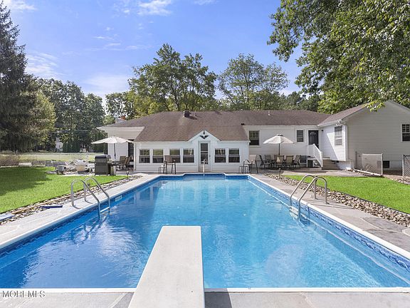 3rd image of 742 W Commodore Boulevard