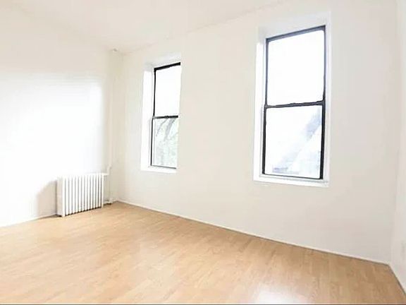 3rd image of 154 Grand St APT 11