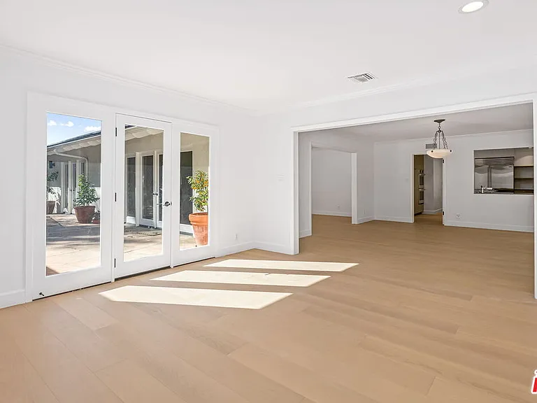 1836 N Doheny Dr — Photo 16