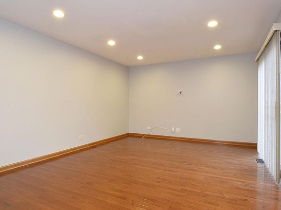4th image of 637 Darien Ct