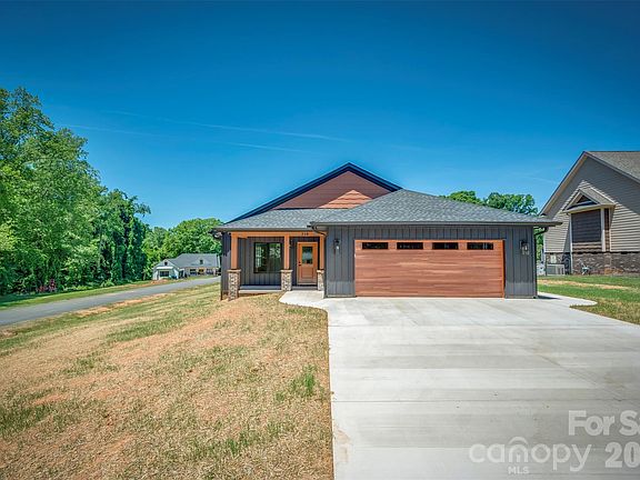 4th image of 210 Westwood Dr