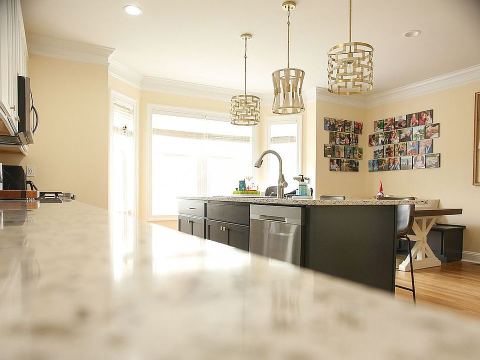 1st image of 815 Jamestown Cres