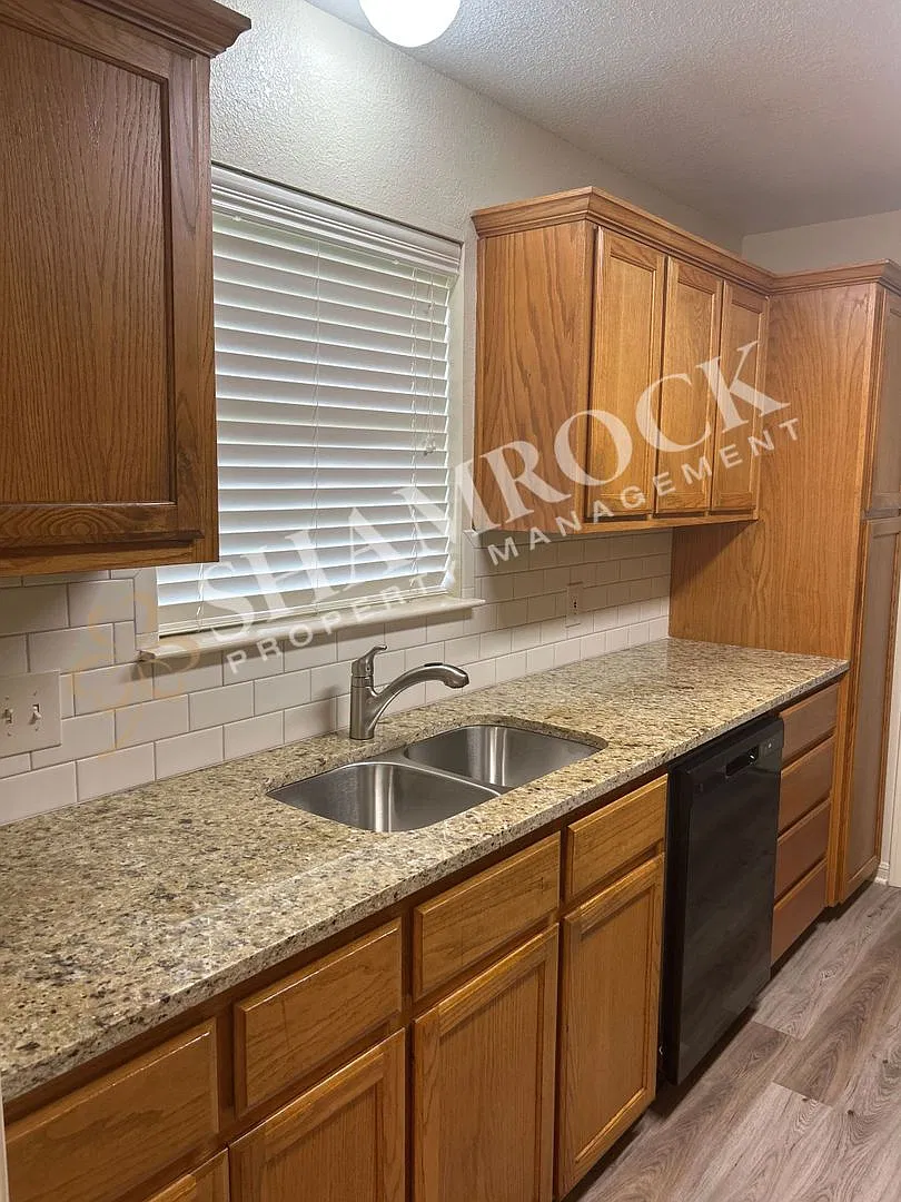 Hewitt Park Duplex — Photo 4