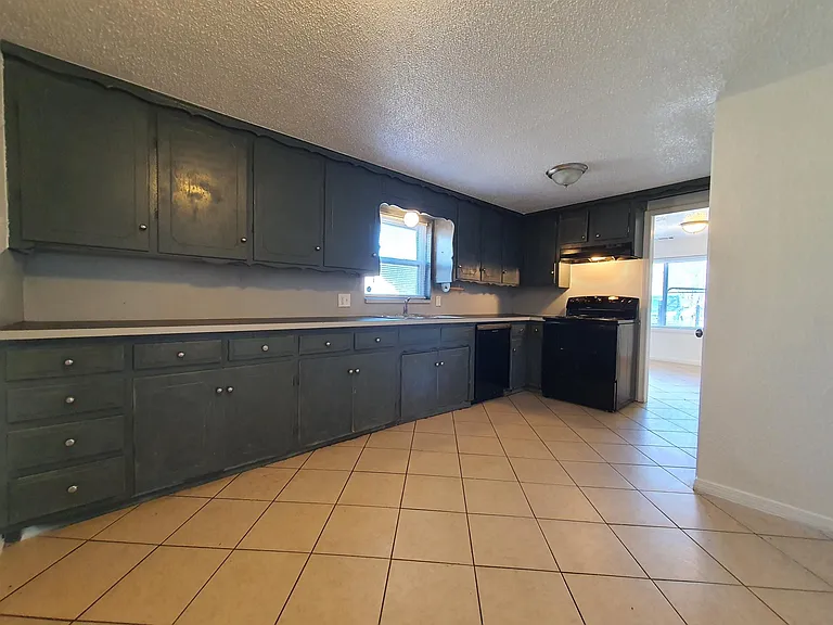 1137 Lloyd Dr — Photo 3