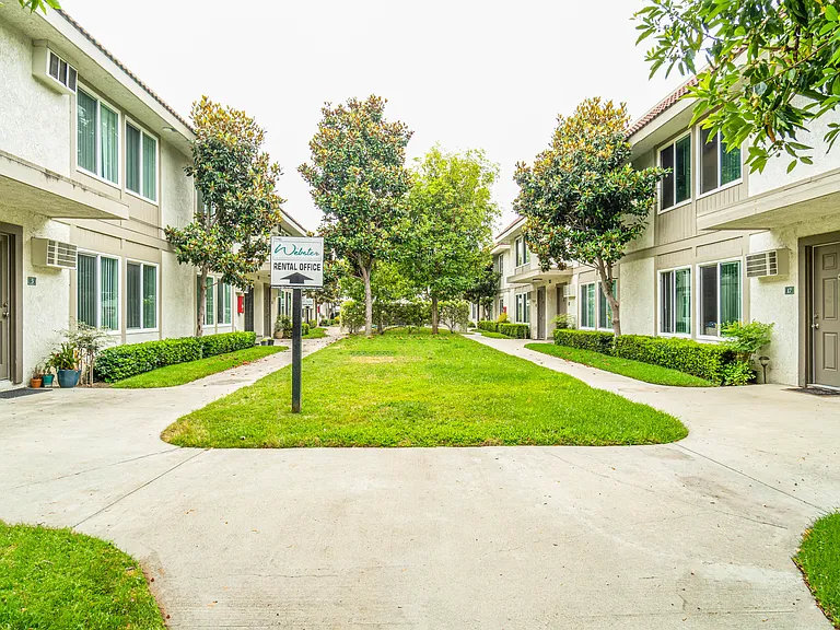 Webster Apartments — Photo 9
