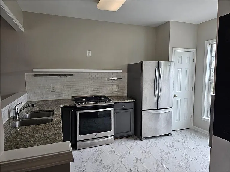 1021 Thornborough Dr — Photo 2