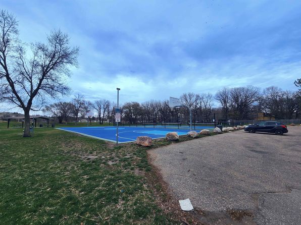 916 4th Ave NW, Minot, ND 58703