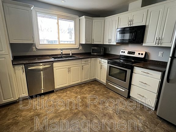 4th image of 596 Garside Dr