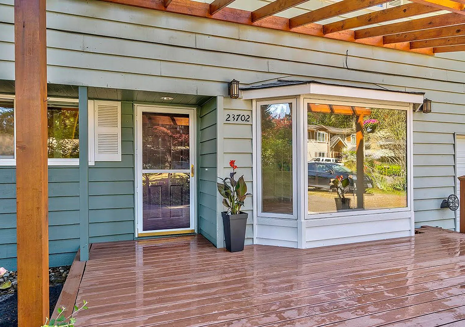 Edmonds 5 Bedroom 3.5 Bath Fully Fenced — Photo 2