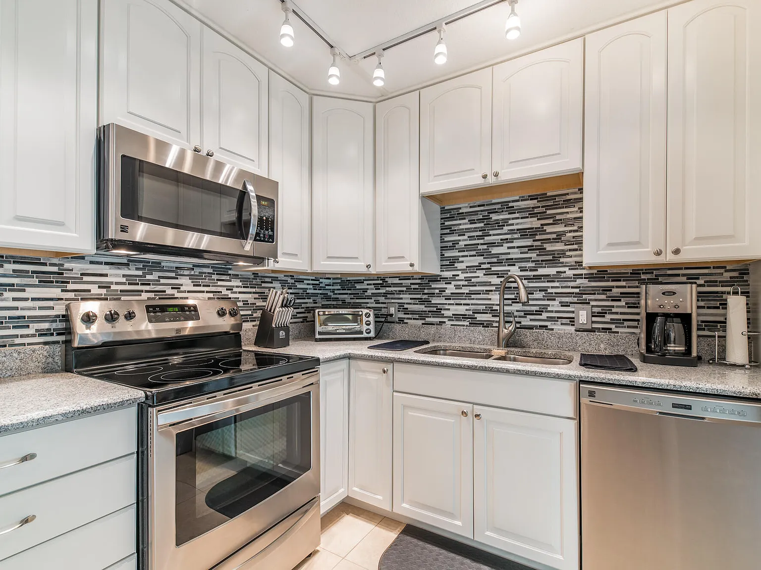 2 bed, 2.5 bath, 1596 sqft, $2,800 — Photo 3