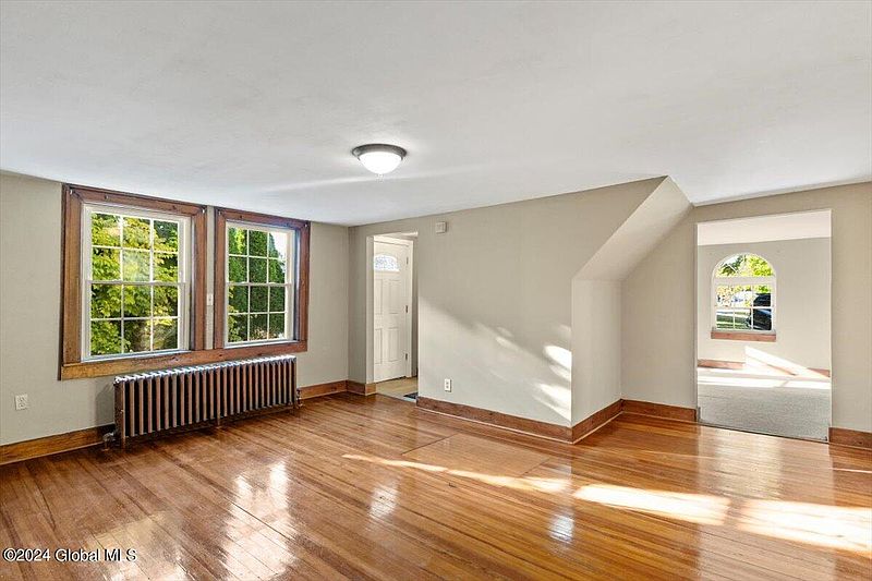 5th image of 647 Saratoga Road