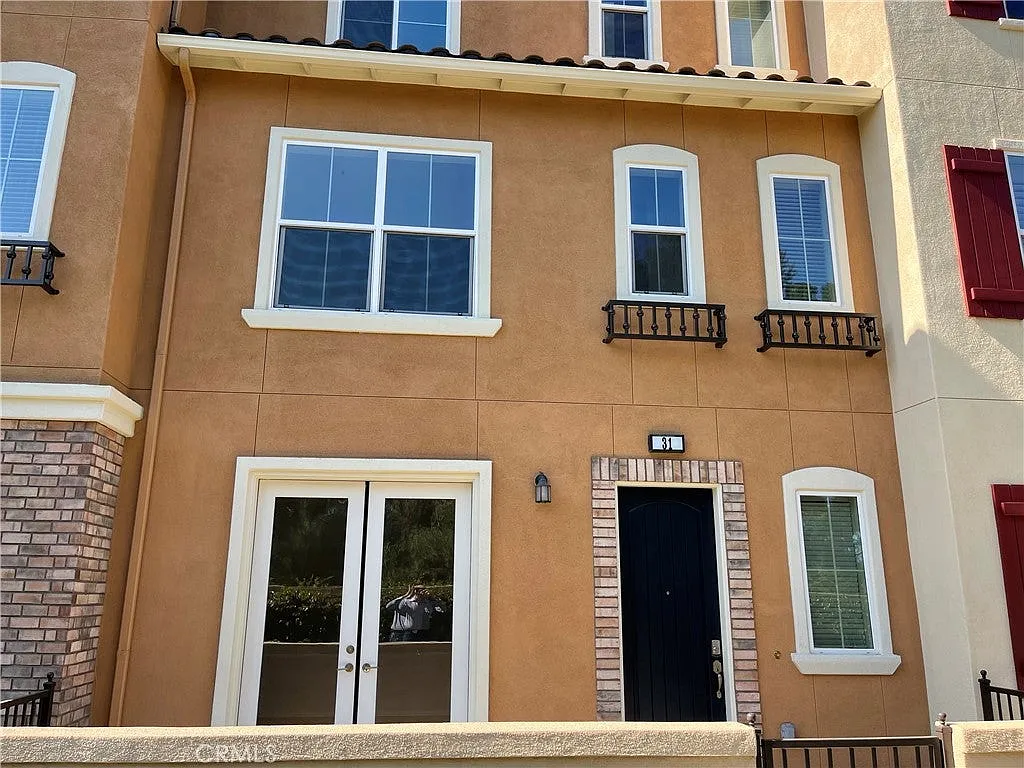 2 bed, 2.5 bath, 1560 sqft, $4,000 — Photo 2