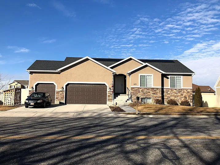 6 bed, 3008 sqft, $650 — Photo 1