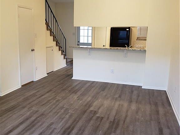 3rd image of 218 Samuel Blvd APT 4E
