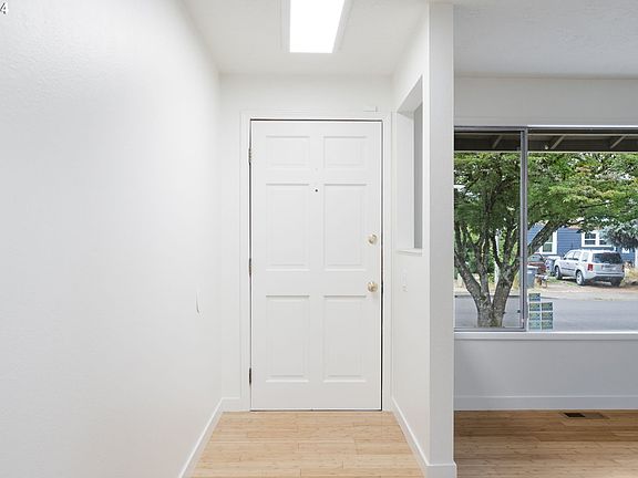 3rd image of 715 NE Kathryn St