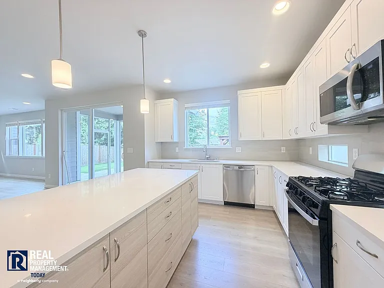 16156 8th Ave E — Photo 9