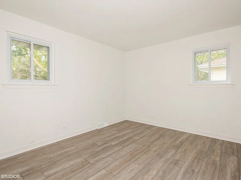 319 Shirley Ct — Photo 12