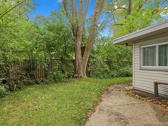 4th image of 680 Colebrook Dr