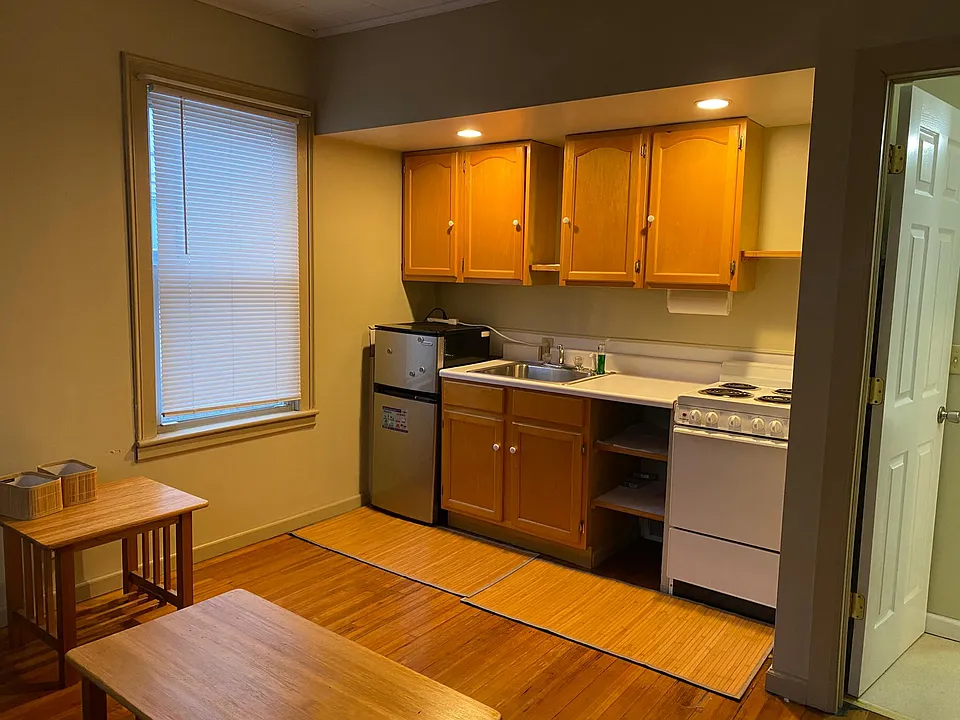 16 Seminary Ave #1F