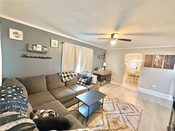 3rd image of 935 Hazel St