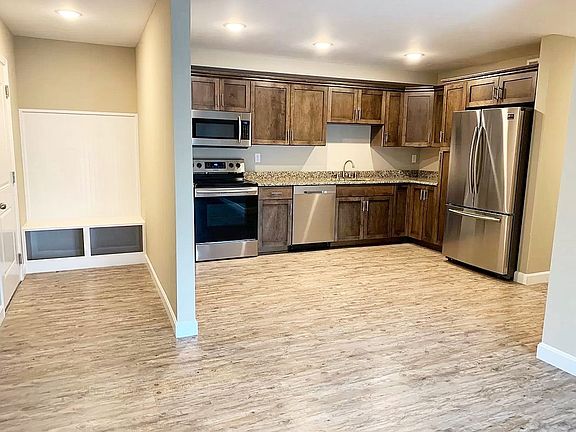 3rd image of 3301 Silverthorn Ln APT 201
