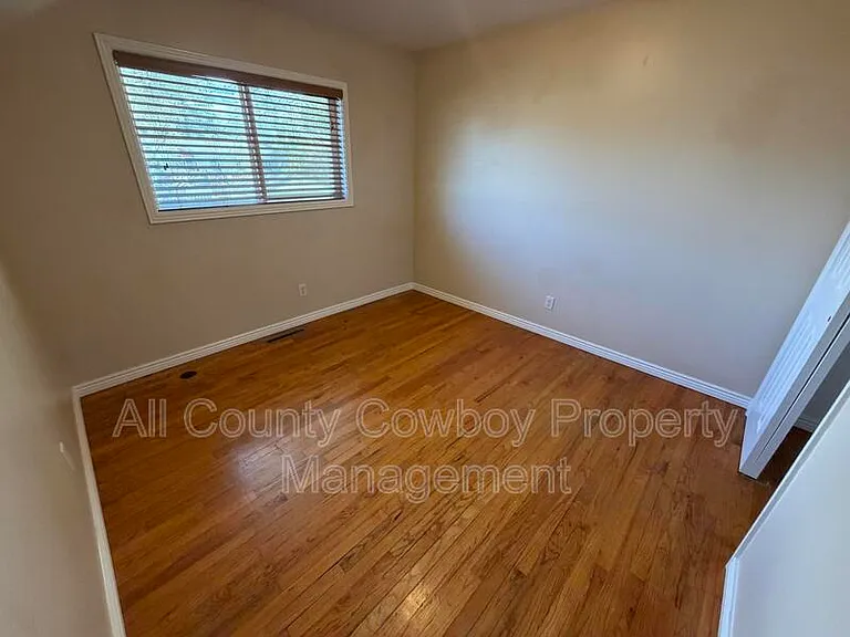 1602 Mitchell St — Photo 6