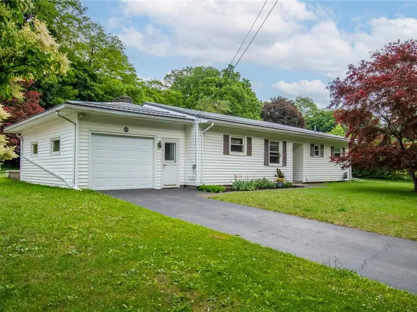 36 Dickerson St, Lyons, NY 14489