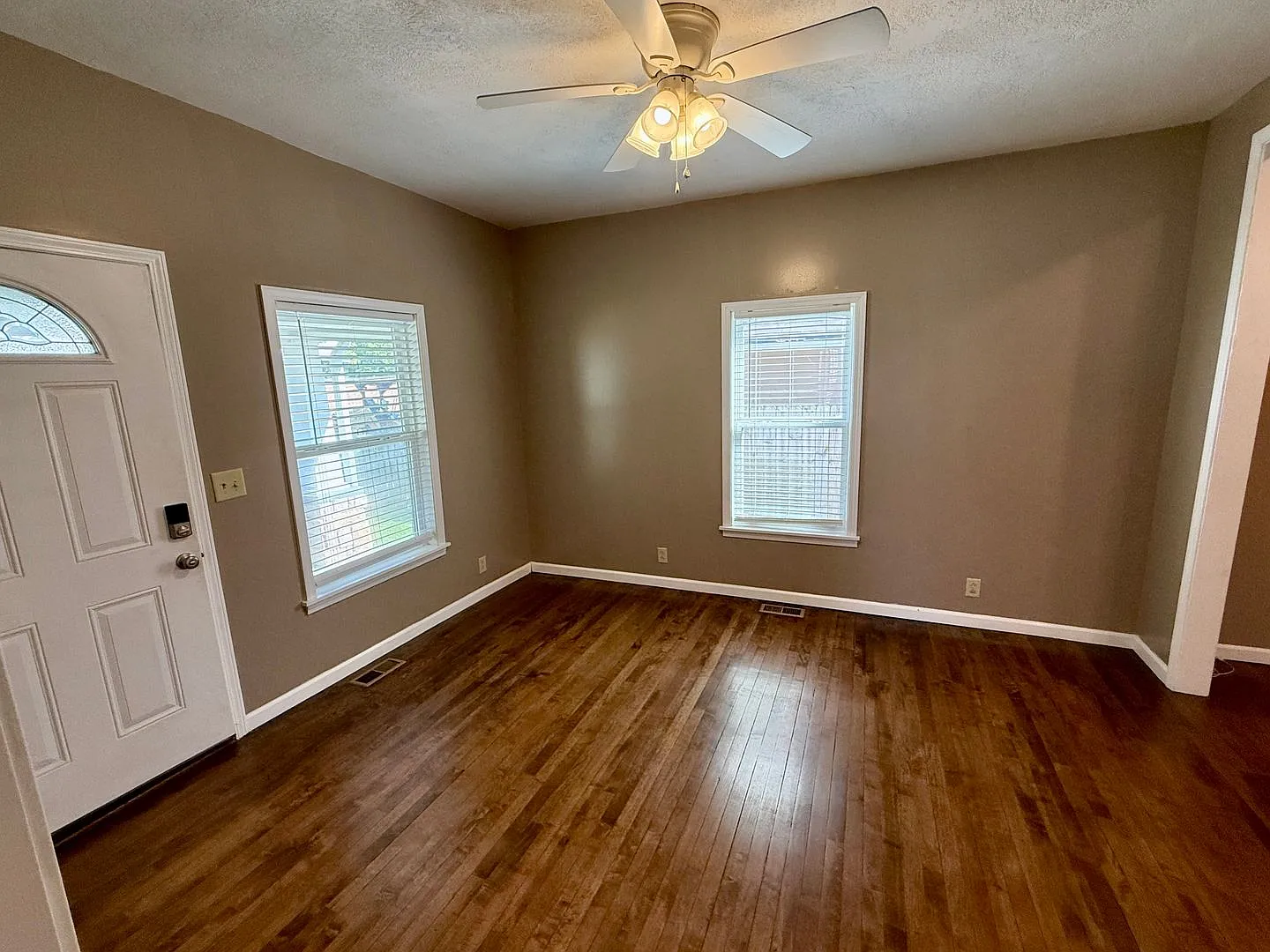 Charming 2-Bedroom Home with Garage and Fenced Yard — Photo 4