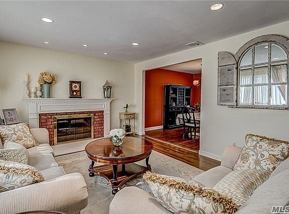 3rd image of 42 Hampton Blvd