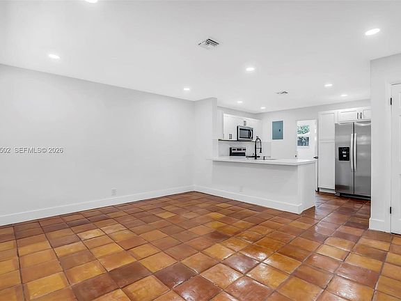 4th image of 850 SW 12th Ct #850
