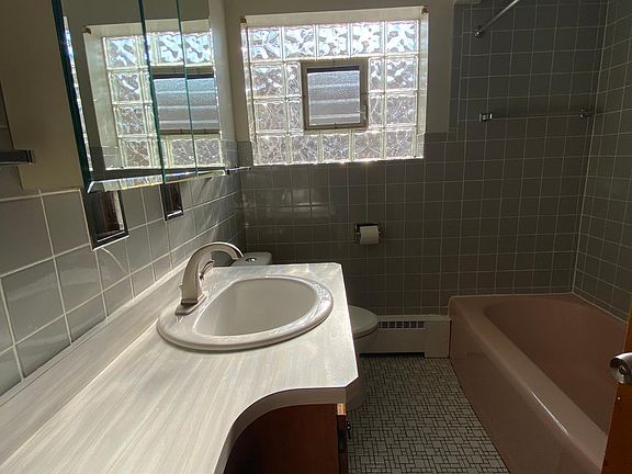 5th image of 7419 W Isham St #2