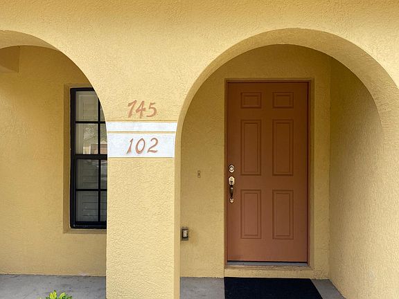 Front porch covered entry