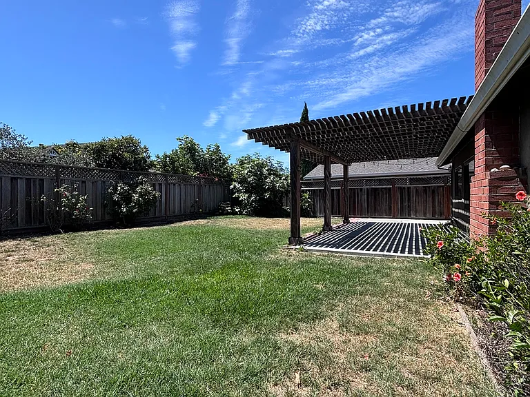 2348 Sawyer Ct — Photo 34