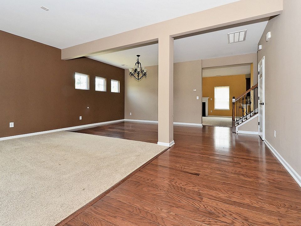 Entry to living/dining