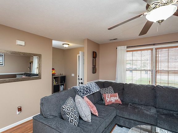 5th image of 1298 Goldfinch Dr
