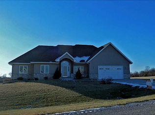 1055 Blue Grass Dr, Riverside, IA 52327