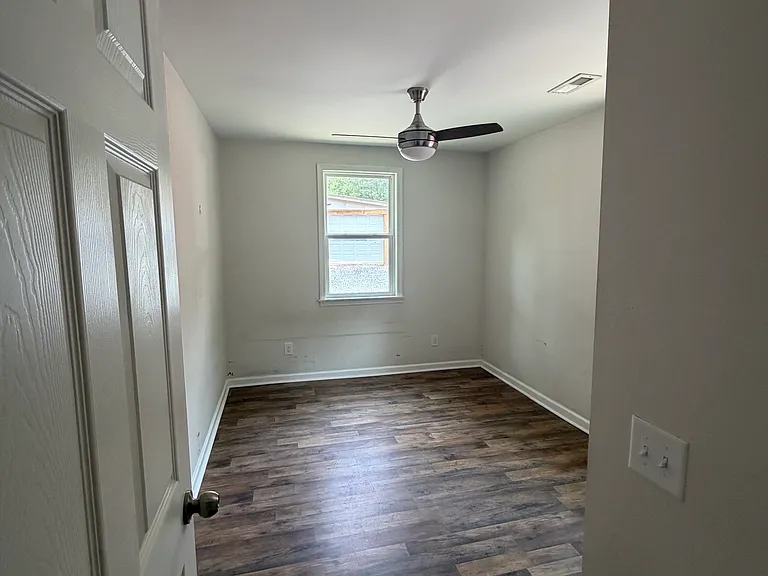 221 Rowe Ave — Photo 10