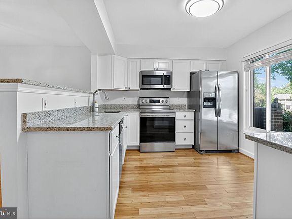 5th image of 9722 Shadow Oak Dr
