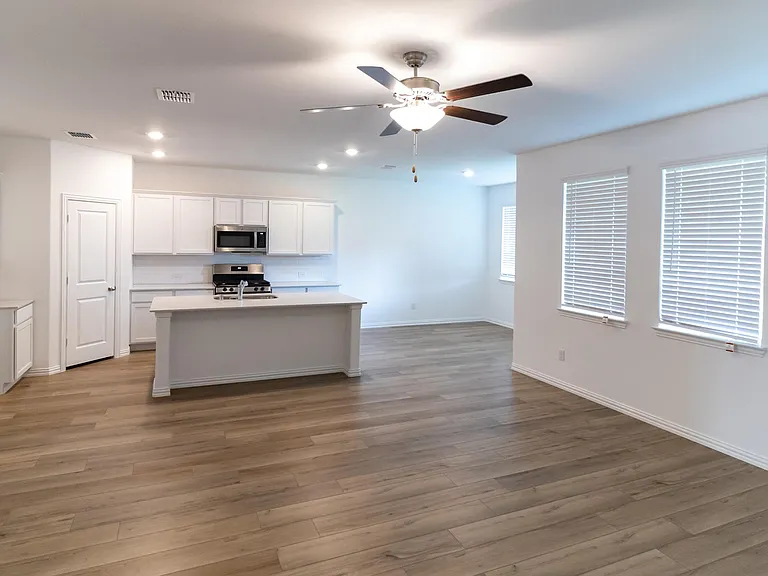 1837 Lake Grove Dr — Photo 5
