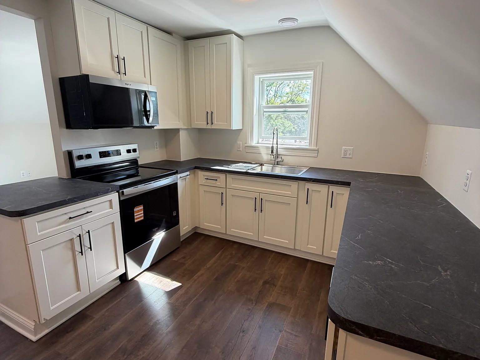 2 bed, 950 sqft, $1,300 — Photo 2