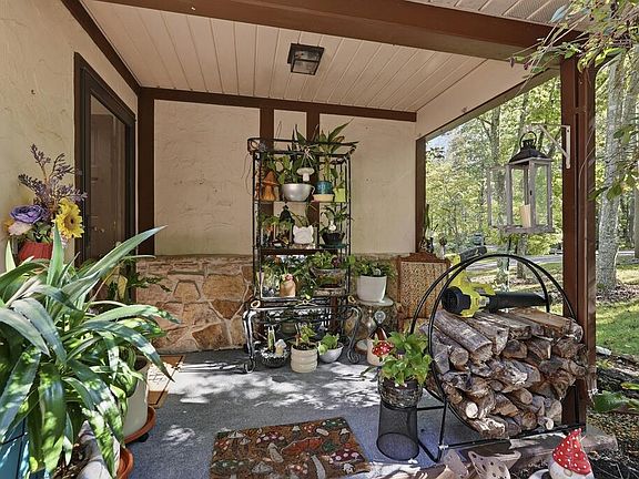 5th image of 16 Sweetbriar Ct