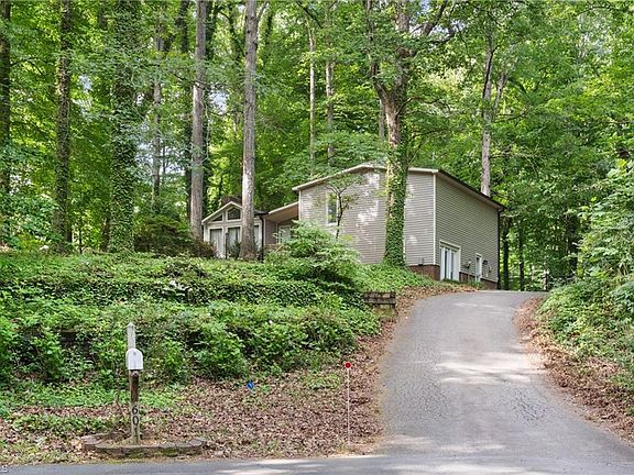 3rd image of 601 Carrington Pl