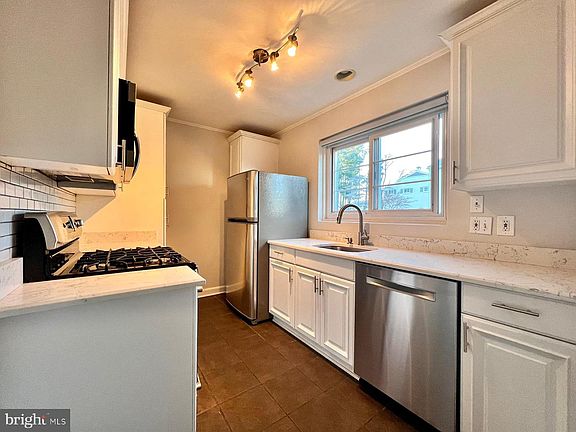 3rd image of 5332 Pooks Hill Rd #304