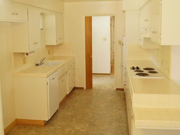 Long view of kitchen 907 Chateau Dr.
