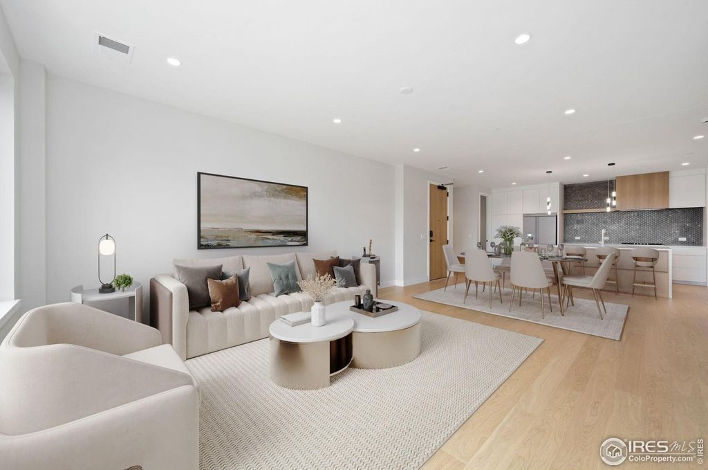 205 E 6th St #400