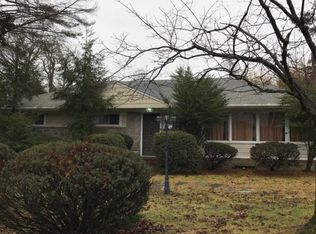 70 Andover Rd, Roslyn Heights, NY 11577