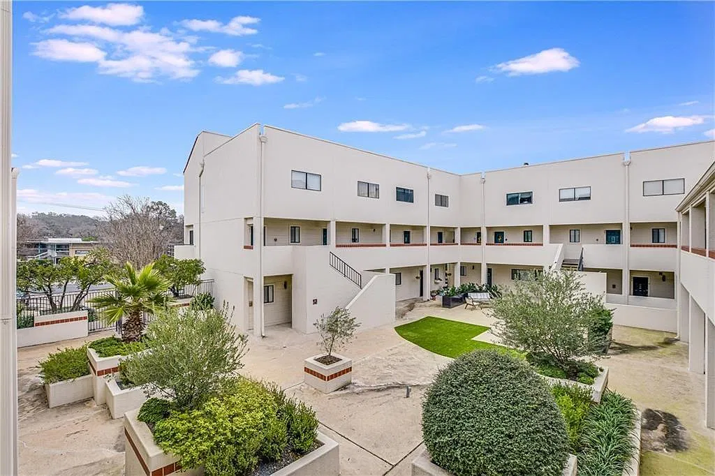 2 bed, 2.5 bath, 1026 sqft, $1,800 — Photo 1