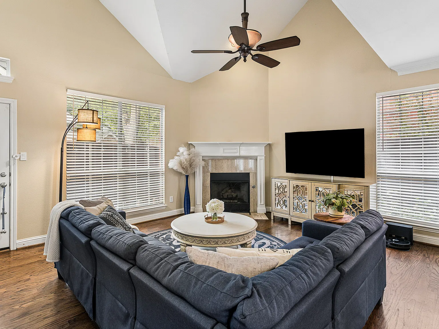 3 bed, 2.5 bath, 1864 sqft, $3,400 — Photo 3