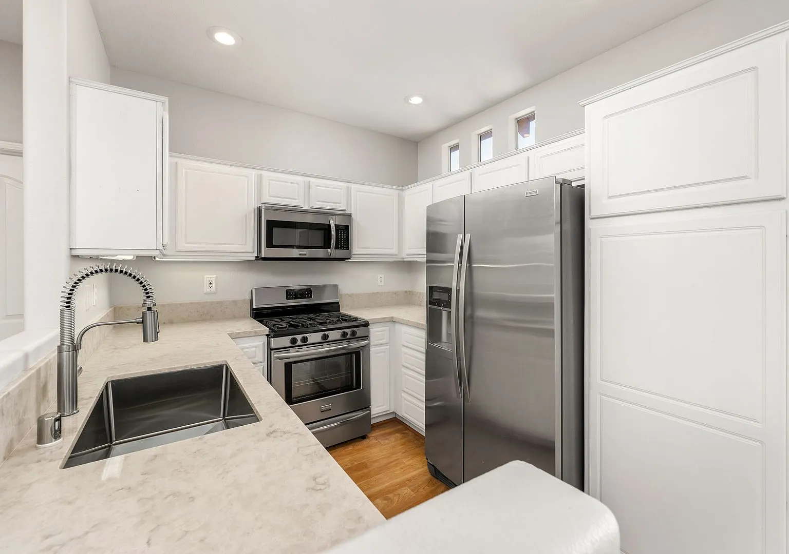 Bright Second Story Condo with 2 Car Garage in The Orchards — Photo 4