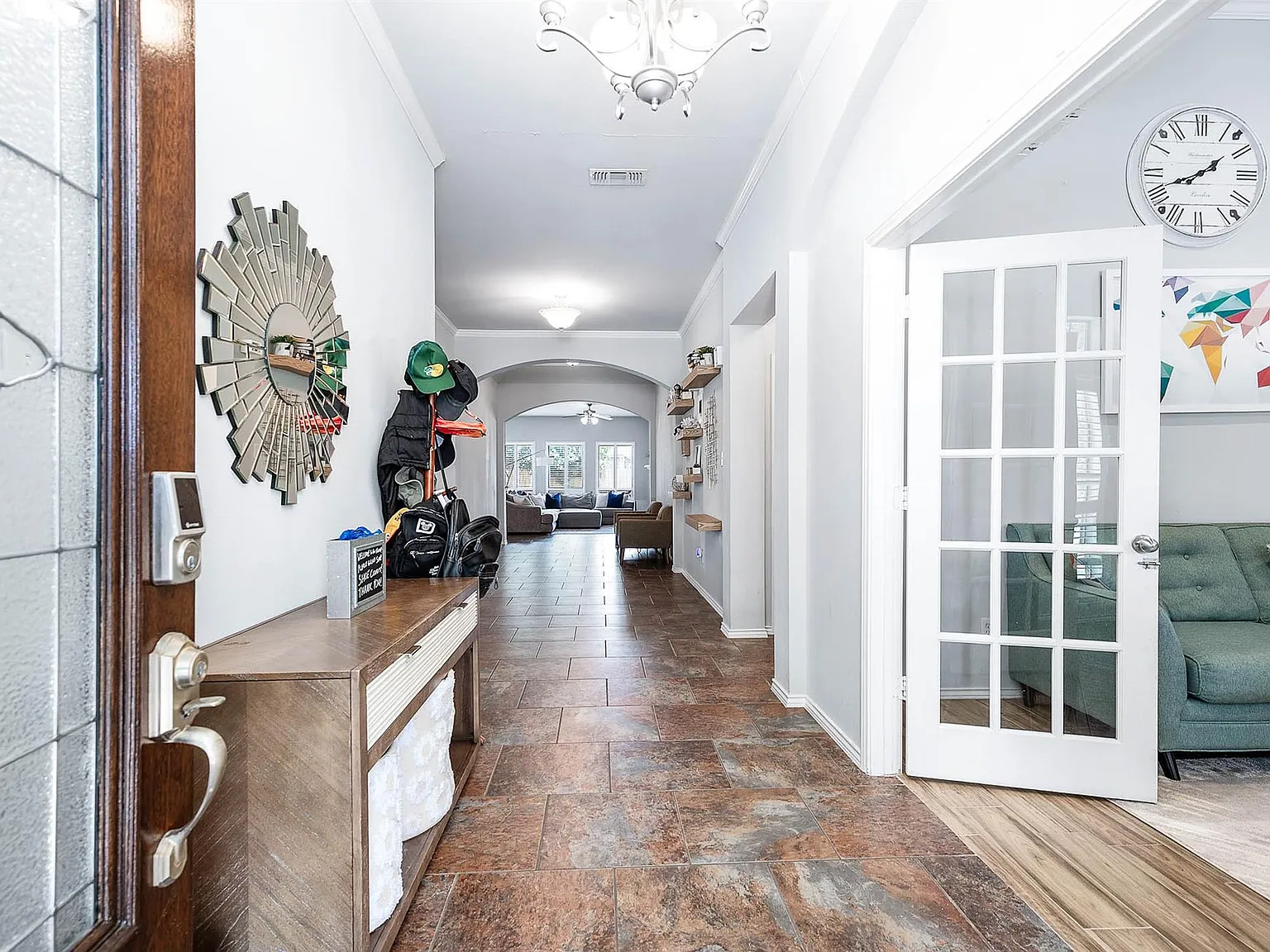 4 bed, 2.0 bath, 2813 sqft, $3,100 — Photo 4